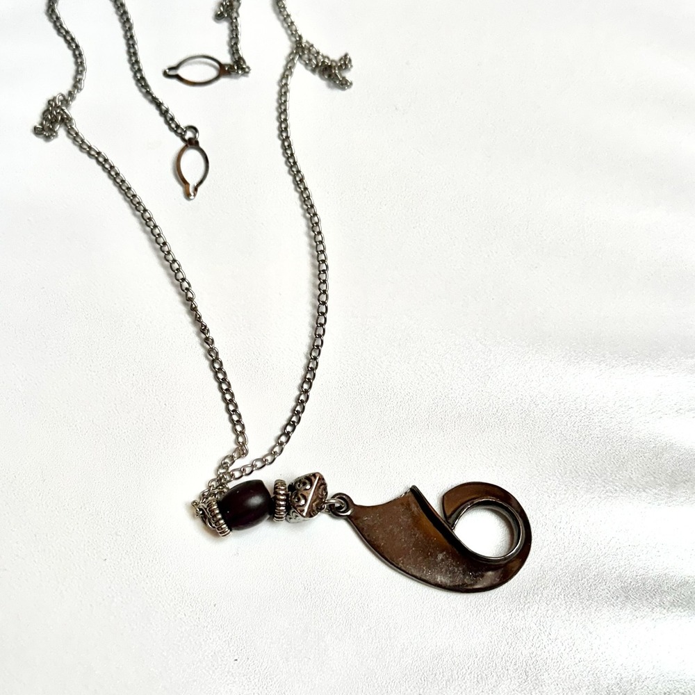 Unique Silver Tone Horn Shaped‎ Pendant Necklace with Dark Bead Accent